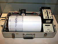 200px-Kinemetrics_seismograph.jpg