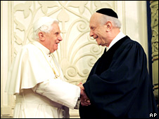 _44582433_popesynagogue_ap226b.jpg