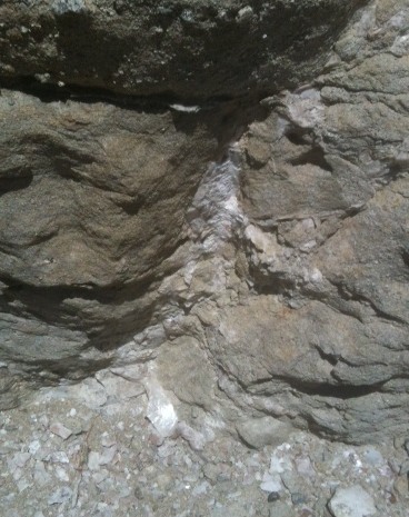 calcite fissure in rock.jpg
